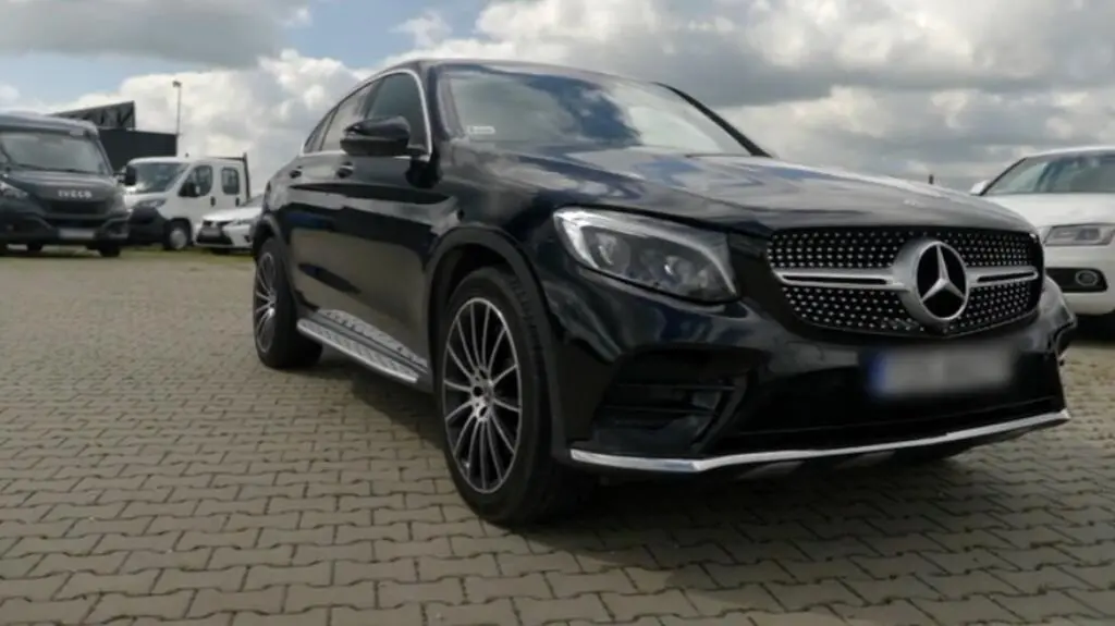 Jacek umówi się z klientem na oględziny Mercedesa GLC 250 z przebiegiem 143 tys. km. 