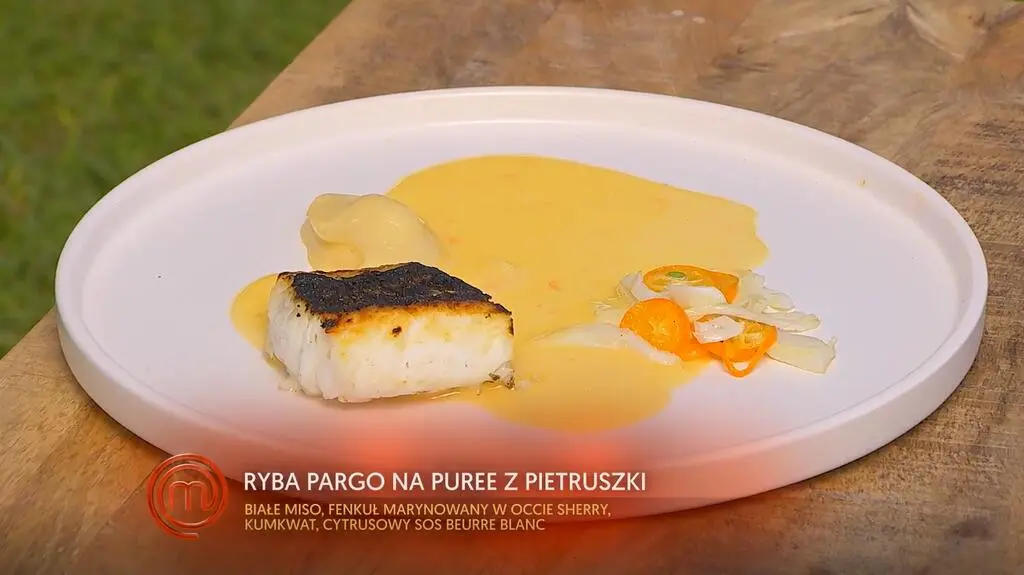Grillowany filet z pargo z Beurre Blanc cytrusowym, purée pietruszkowo-miso i sałatką z fenkuła i kumkwatu
