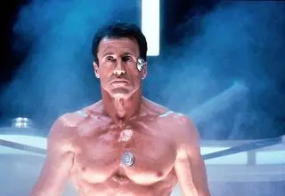 "Człowiek-demolka" dziś o 21:55 na TVN – kultowe kino akcji z Sylvestrem Stallone i Wesleyem Snipesem