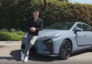 Nowy Lexus ES jako hybryda i elektryk. Ponad 5 metrów komfortu w japońskim wydaniu