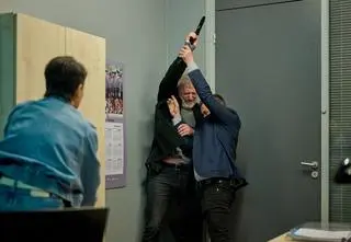 "Na Wspólnej". Zobaczcie zwiastun najnowszych odcinków! Strzelanina na komendzie. Kto ucierpi? 