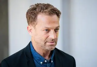 "Scheda". Paweł wypytuje Olę o Maćka. Czy to on zmienił testament? [PRZED PREMIERĄ W HBO Max]