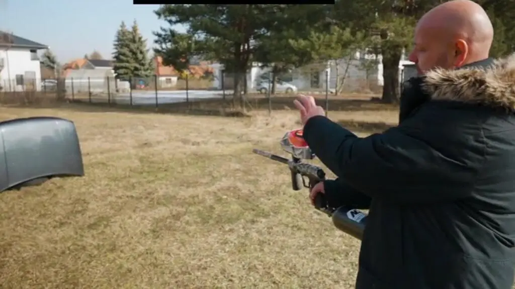 Grzegorz Duda  i pistolet z metalowymi kulkami