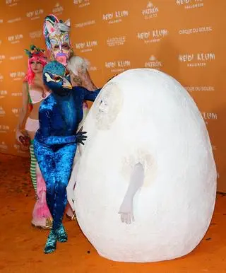 Kostiumy Heidi Klum na Halloween: Paw z jajkiem