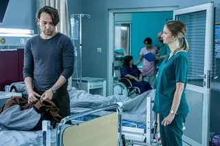 "Szpital św. Anny". Odc. 53. Wroński wrócił do domu, Bartek przyłapał Maćka u Kaśki, a Wojtek został porwany