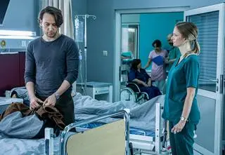 "Szpital św. Anny". Odc. 53. Wroński wrócił do domu, Bartek przyłapał Maćka u Kaśki, a Wojtek został porwany