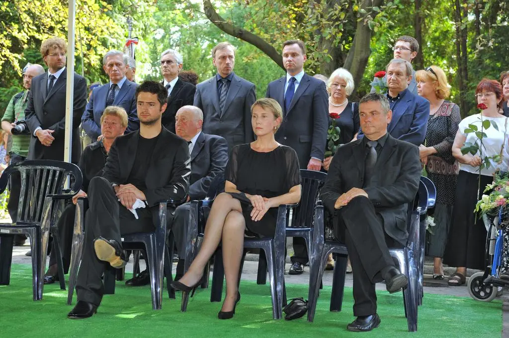 Olga Sawicka podczas pożegnania Zbigniewa Zapasiewicza