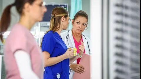 "Szpital św. Anny", odc. 83. Kaśka wyznała Maćkowi, że liczyła na coś więcej niż przyjaźń i postawiła się dyrektorowi [STRESZCZENIE]