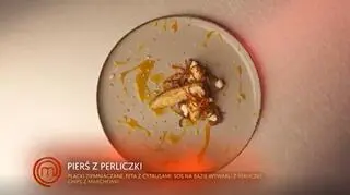 Piersi z perliczki z plackiem ziemniaczanym, bitą fetą z cytryną, marchewką, oliwą tymiankową i sosem pomarańczowo-karmelowym