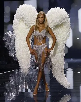 Bella Hadid na pokazie Victoria's Secret w październiku 2025 roku