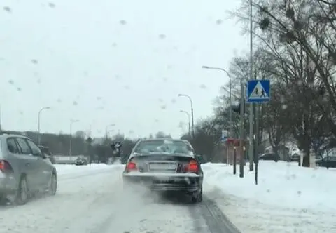 Kary za nieodśnieżenie samochodu – co grozi kierowcom?