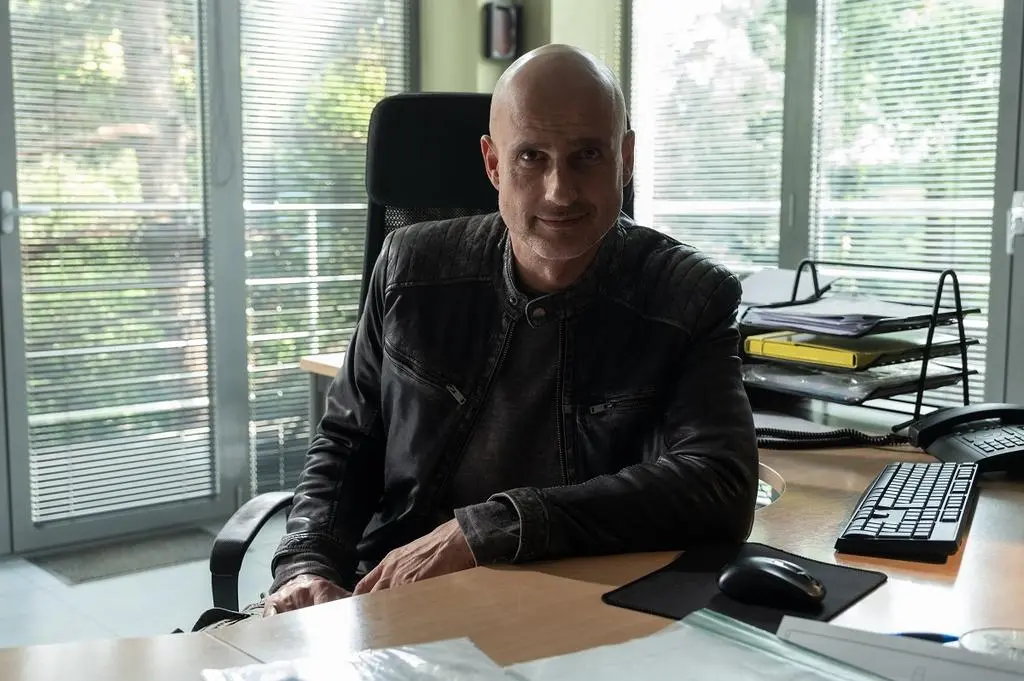 Robert Koszucki jako Szymon Dec w serialu "Młode gliny"