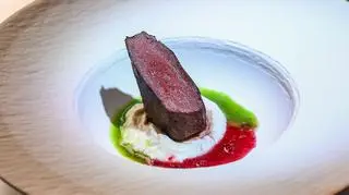 Polędwica z sarny z selerem i sosem winno-buraczkowym, oliwa selerowa 