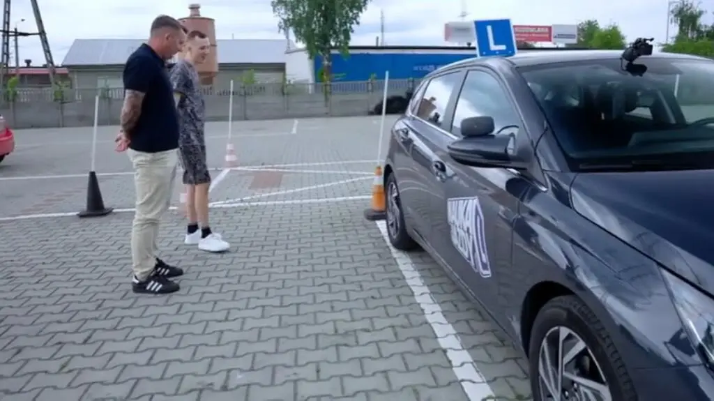 Instruktor Darek i kursant Michał na placu manewrowym w Kielcach.