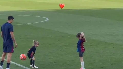 Anna Lewandowska nie ukrywa już twarzy córek. Na meczu wszystkie oczy skupione były na nich