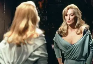 Kultowa czarna komedia "Ze śmiercią jej do twarzy" wciąż inspiruje. Hołd filmowi oddały Adele i Sabrina Carpenter