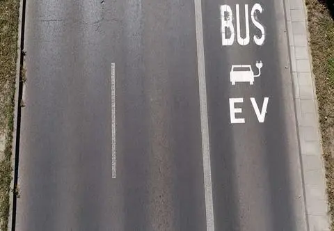Koniec jazdy elektrykami po buspasach – czy nadejdzie w przyszłym roku?