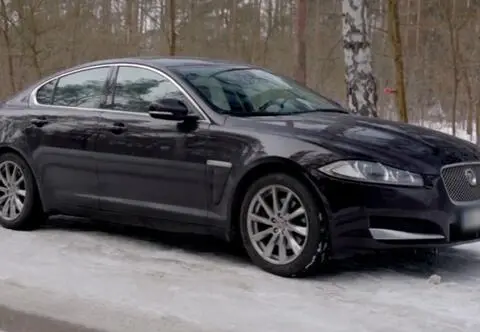 Wojny samochodowe. Jaguar XF kontra Mercedes CLK