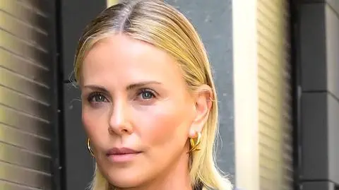Charlize Theron przerwała milczenie. Ojciec aktorki chciał zabić ją oraz jej matkę: "Ruszyła za moim ojcem… i go postrzeliła"