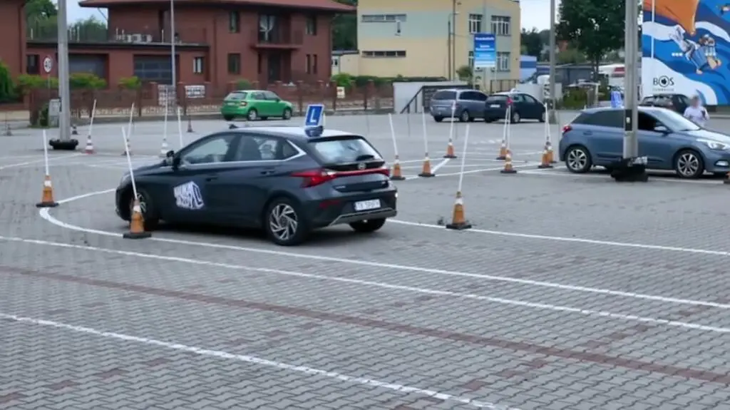 Kursant Michał wykonuje zadania na placu manewrowym w Kielcach.