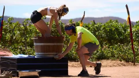 "Afryka Express": Karolina znalazła dwa kawałki ryby w staniku. To, co zrobił Tomek, zaskoczyło wszystkich [PRZED EMISJĄ W TV]