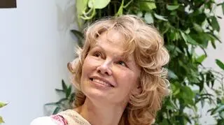 Pamela Anderson bez makijażu uśmiechnięta w sukience w kwiaty