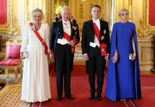 Nietypowy gest na przyjęciu u Karola III. Pierwsza dama Francji mogła poczuć się dotknięta