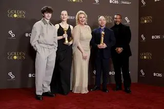 Owen Cooper, Erin Doherty, Hannah Walters, Stephen Graham i Ashley Walters z serialu "Dojrzewanie"