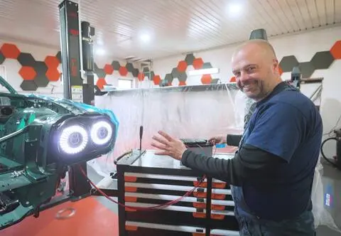 Duda kontra Szafrański. Mechanicy montują elementy wnętrza