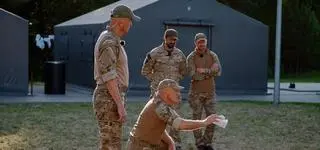 Co powinno się znaleźć w plecaku przetrwania? Pułkownik z programu "Nasi w mundurach" wyjaśnia