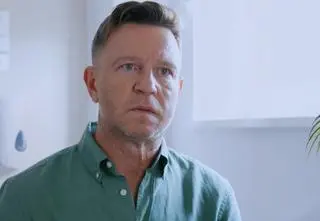 "Na Wspólnej" odc. 4083. Wojtek Szulc ma raka piersi?! [PRZED EMISJĄ w TV]