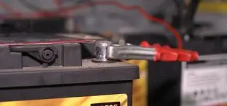 Prostownik z funkcją naprawy akumulatora – jak to działa?