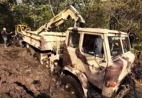 Terenowe upalanie ciężarówkami. Zobacz, jak wygląda offroad wagi ciężkiej!