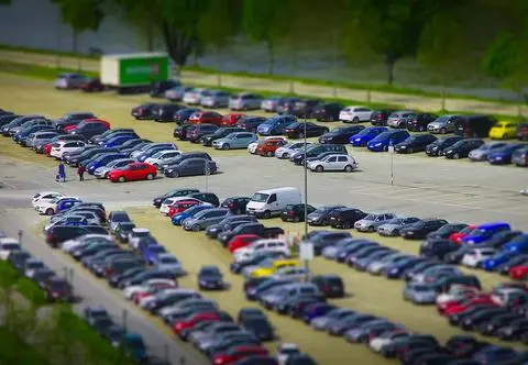 Rejestracje samochodów osobowych i dostawczych w październiku 2025 roku – rynek nadal rośnie