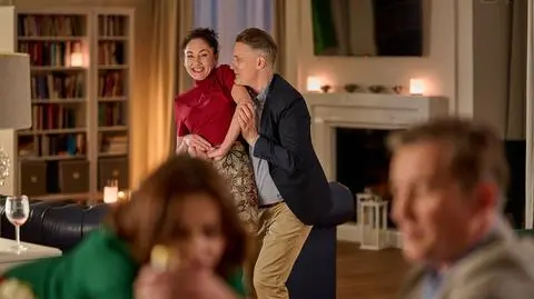 "Na Wspólnej", odc. 3993. Radość po śmierci zwyrodnialca, sobowtór Hebla i Alan za kratami?! [STRESZCZENIE]