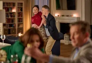 "Na Wspólnej", odc. 3993. Radość po śmierci zwyrodnialca, sobowtór Hebla i Alan za kratami?! [STRESZCZENIE]