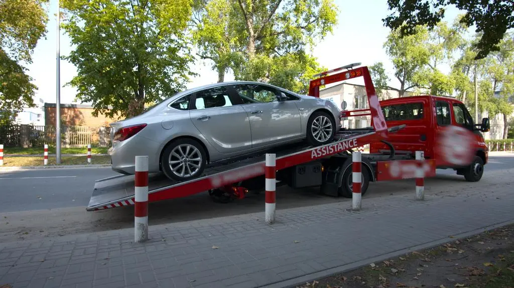 Auto na holowniku. 
