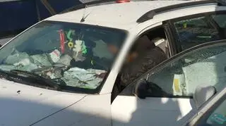 W mieszkaniu gromadzi śmieci, sam mieszka w aucie