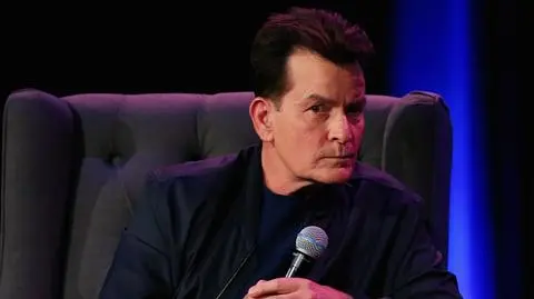 Dlaczego Charlie Sheen przeprasza? "Stałem za wszystkim, co mnie spotkało"