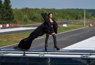 Pokaz na dachu jadącej ciężarówki w Top Model. Spektakularne show