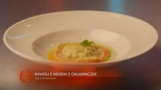 Ravioli z okładniczkami na sosie pomidorowym z olejem z pietruszki