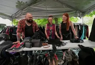 "Pogromcy chaosu". Kilkaset ciuchów było w jednym pokoju! "Obdarowałabym pół osiedla"