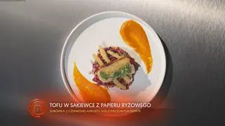 Sakiewka z Tofu na Surówce z Czerwonej Kapusty z Sosem Paprykowym i Fasolką Szparagową w Panko