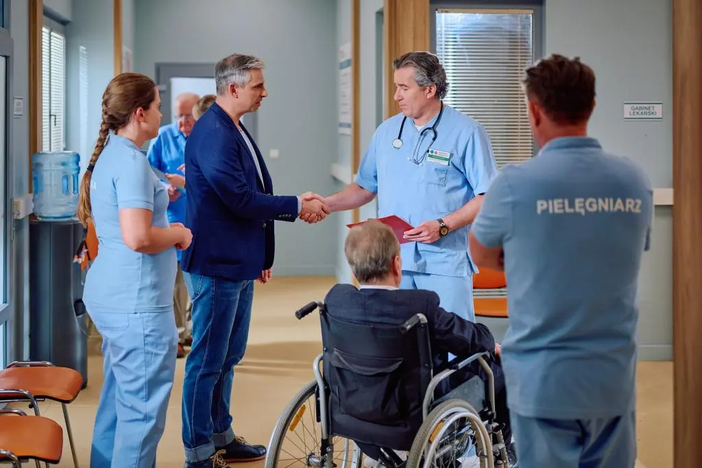 "Na Wspólnej", odc. 4238. Zakościelny ma drugi zawał. Doktor Kalski ratuje go dzięki swojej intuicji