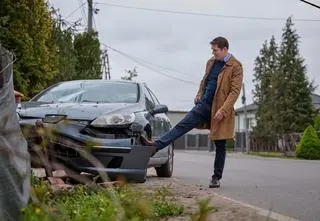 "Na Wspólnej" w odcinku 3880 w TV: Wyciek gazu, ewakuacja, walka o kochanka i sprytny plan Alana!