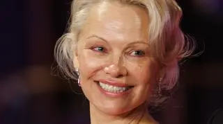 Pamela Anderson uśmiechnięta w zielonej sukience