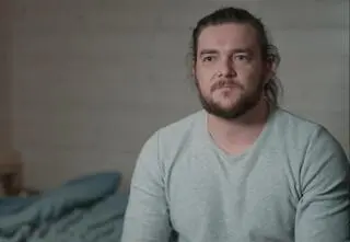 Kamil ze "ŚOPW" pokazał biurko w pracy. Zaskakujące, czyje zdjęcie na nim stało