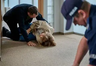 "Na Wspólnej" PRZED EMISJĄ odcinka 3922 w TV: Iga umrze?! Została postrzelona!