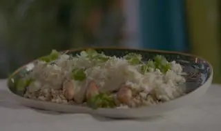 Kiełbaski śląskie w sosie chrzanowym z kaszą