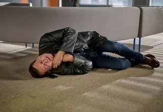 Dramat w 3984. odc. "Na Wspólnej". Michał nagle osunął się na podłogę. Czy to koniec? [PRZED EMISJĄ w TV]